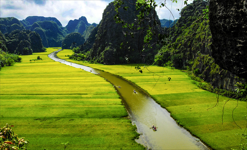 5 Days 4 Nights: Ninh Binh – Ha Long / From Delta Residents To Beaches